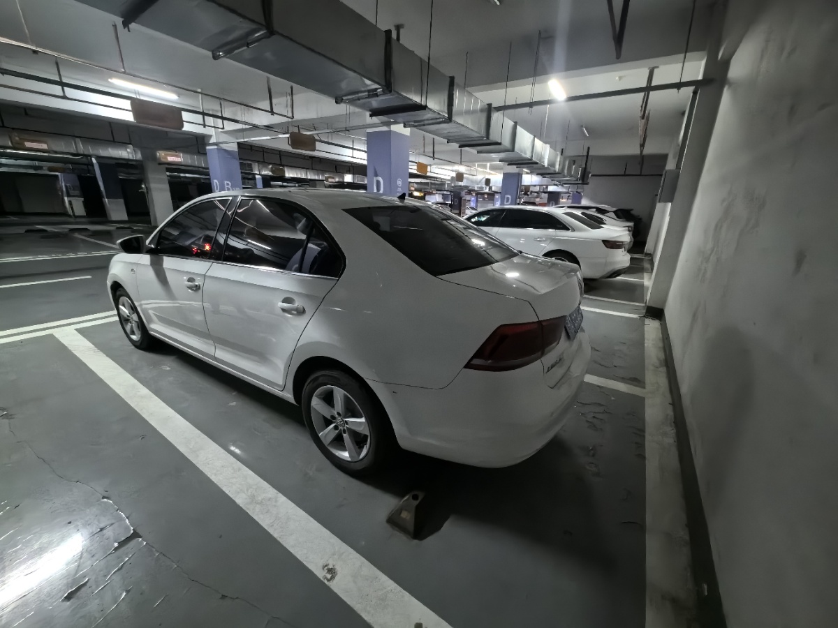 Volkswagen Santana 2015 car image #3