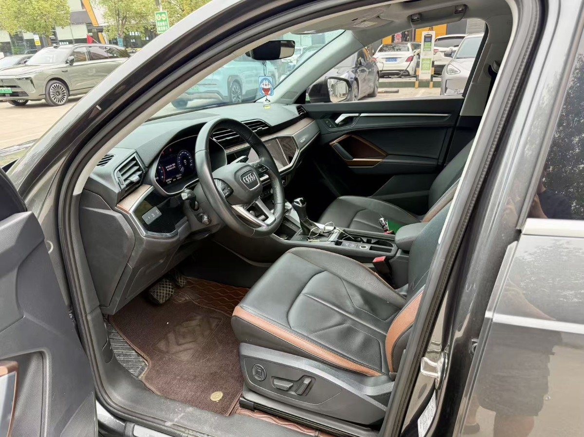 Audi Q3 2020 car image #2