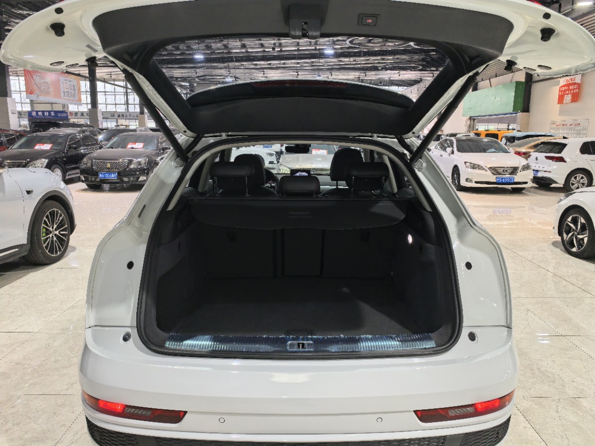 Audi Q3 2019 car image #3
