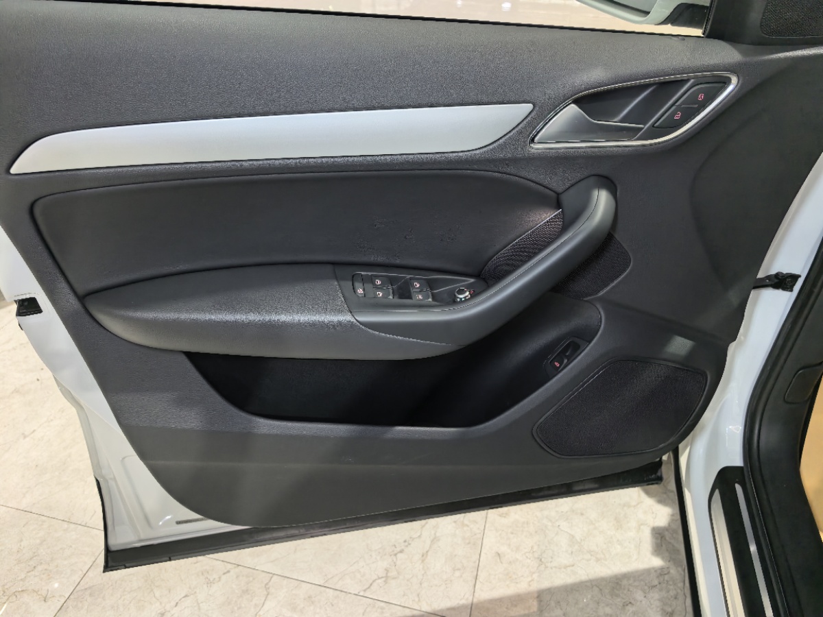 Audi Q3 2019 car image #10