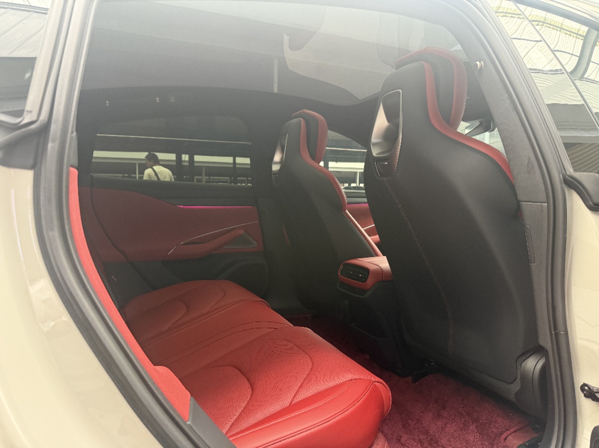 MI SU7 2024 immagine di auto #6