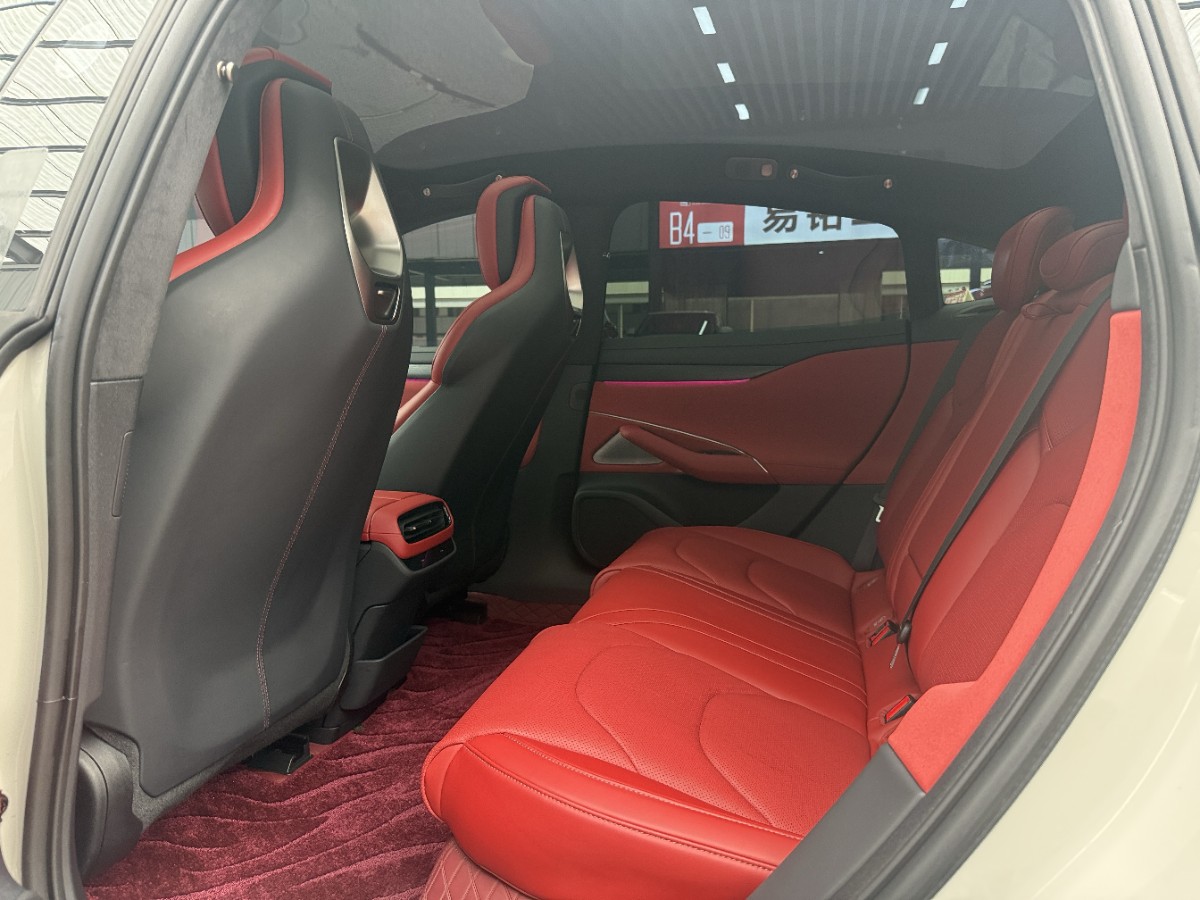 MI SU7 2024 immagine di auto #4