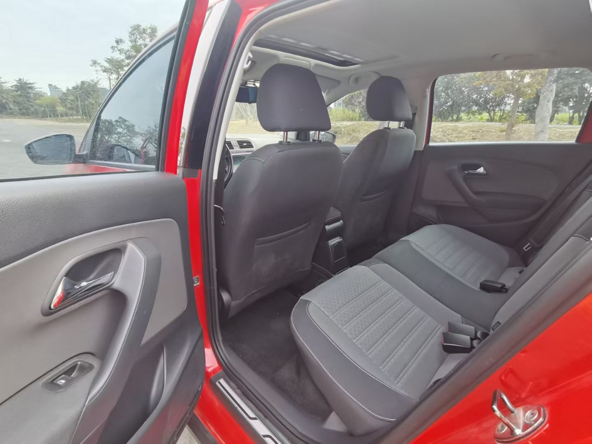 Volkswagen Polo 2016 car image #8