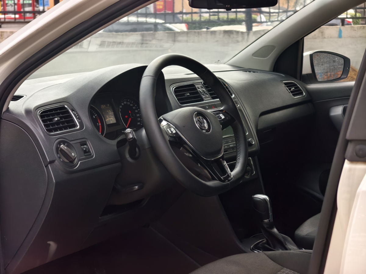 Volkswagen Polo 2016 car image #6