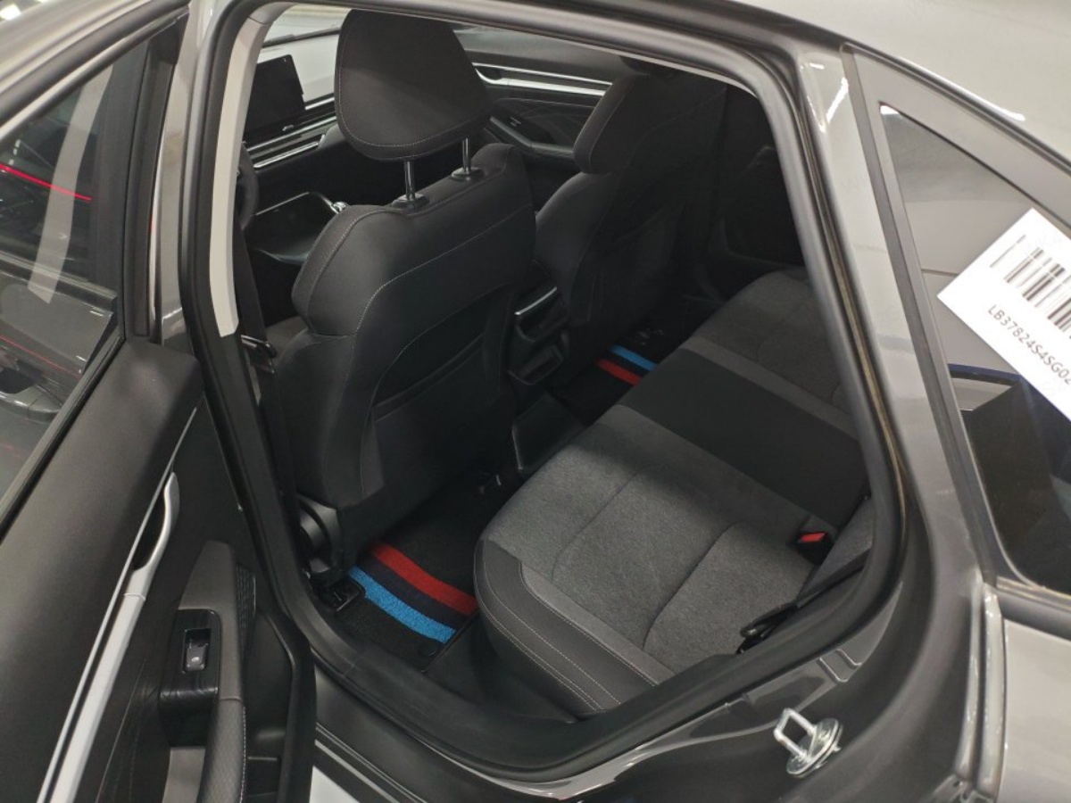 GEELY Emgrand 2025 #4 GEELY Emgrand 2025 car image #4