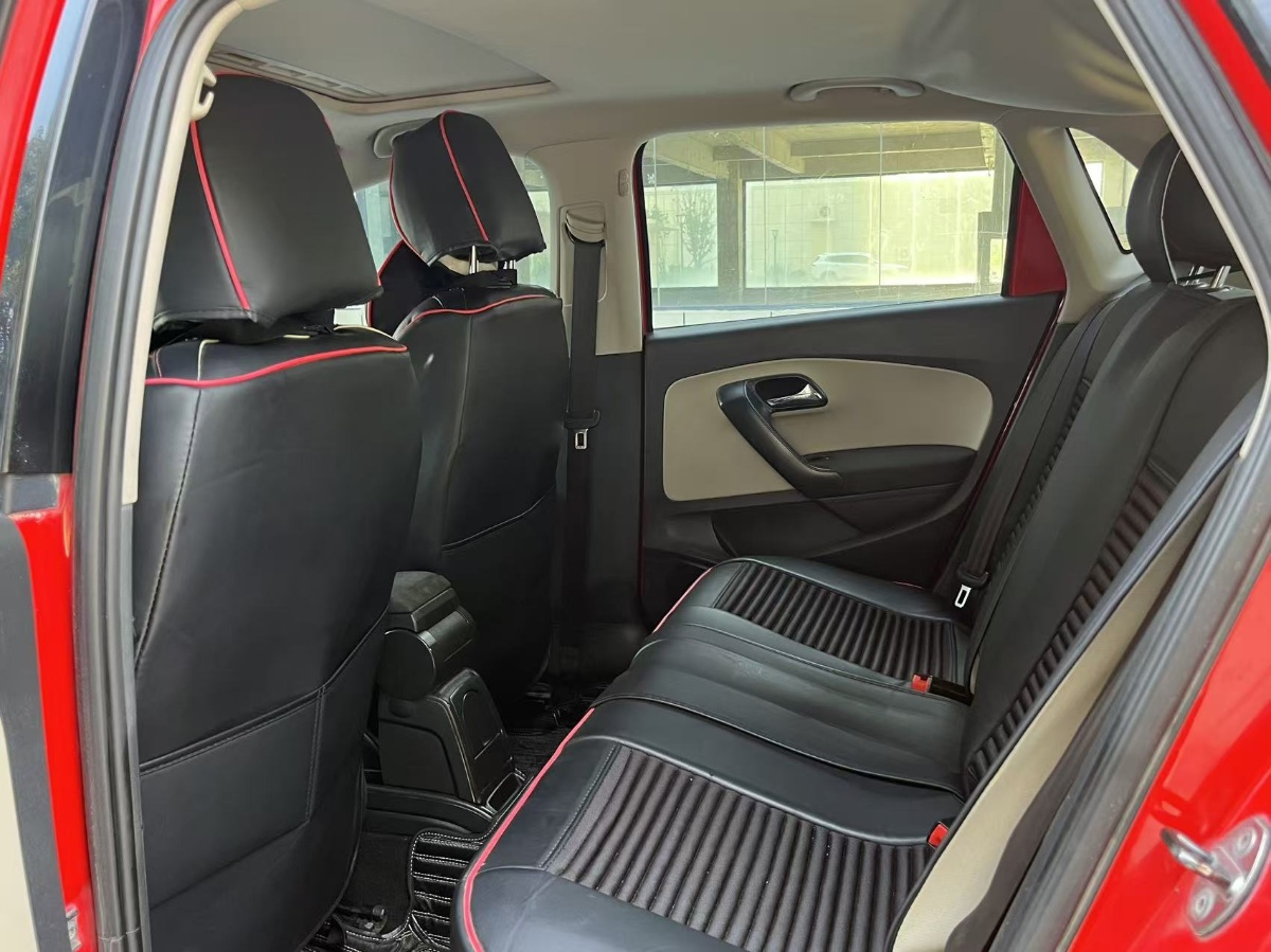 Volkswagen Polo 2012 car image #6