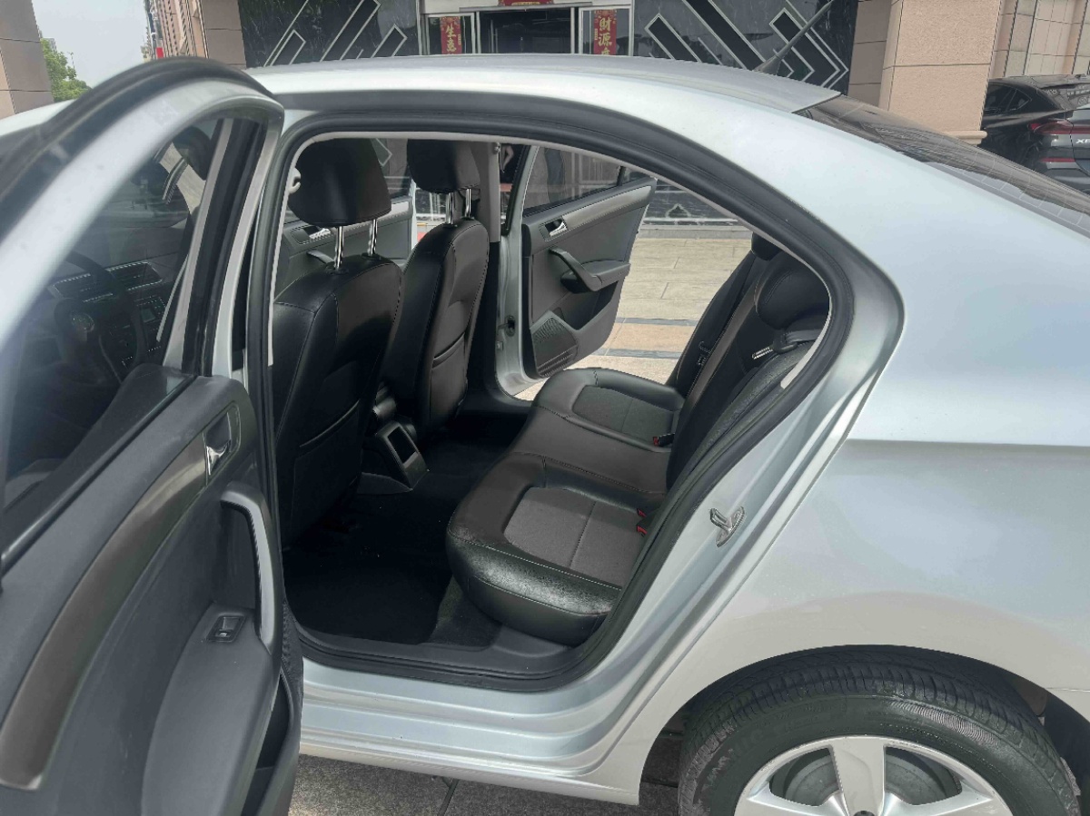 Volkswagen Santana 2015 car image #6